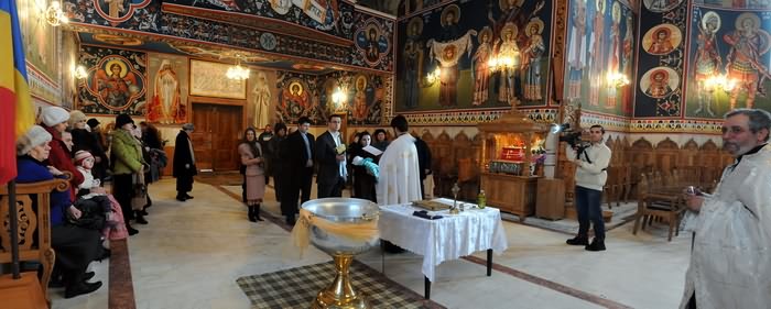 Fotografii de ansamblu la botez in biserica