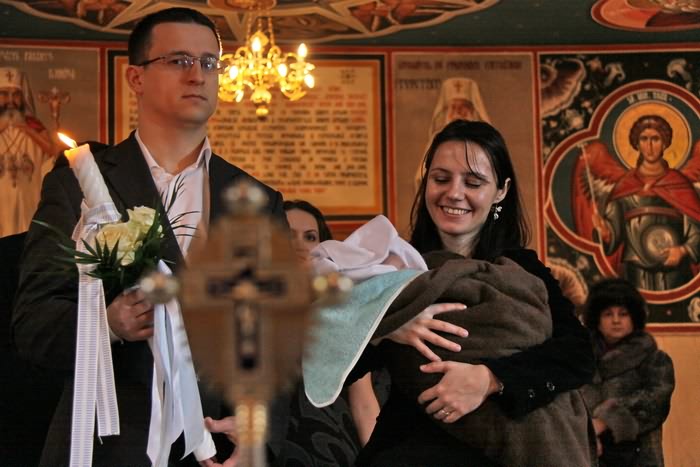 Poze de botez nasii cu bebelusul in brate