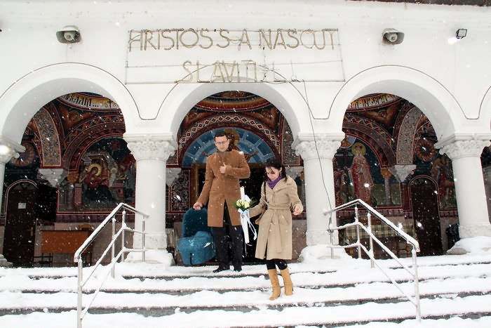 Poze la iesirea din biserica in plina iarna dupa botez