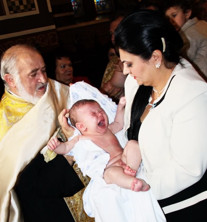 Poze la primirea bebelusului din bratele preotului
