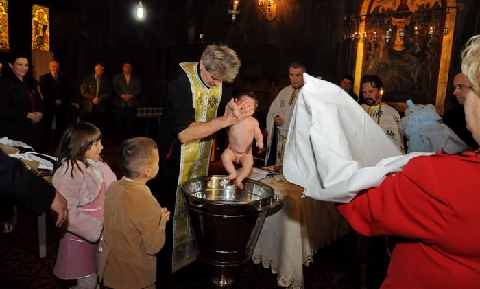 poze botez in cristelnita la biserica Naşterea Maicii Domnului - Sf. Maria Ghencea